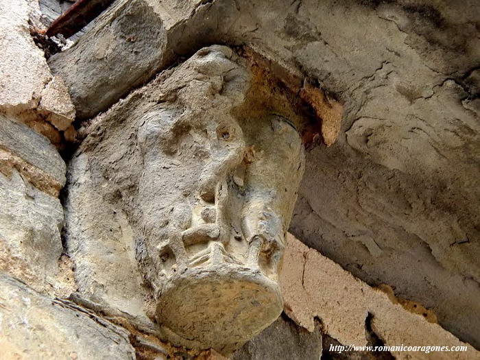 CAPITEL DEL PECADO ORIGINAL SUJETANDO BALC&Oacute;N DEL AYUNTAMIENTO